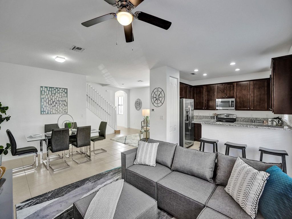 Image 15 of property listing at 9637 WATERCREST ISLE, Parkland, FL 33076