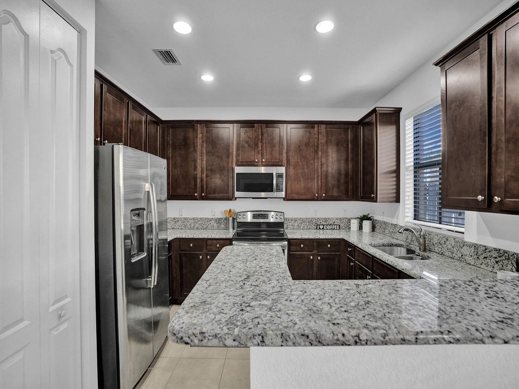 Image 16 of property listing at 9637 WATERCREST ISLE, Parkland, FL 33076