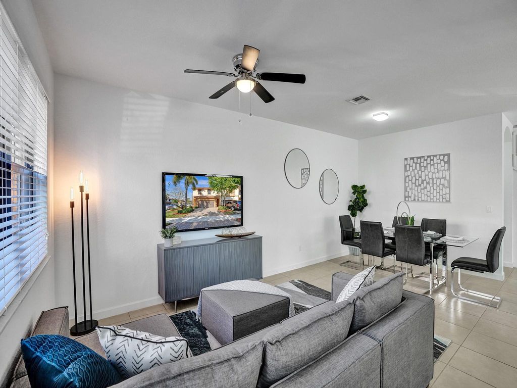 Image 18 of property listing at 9637 WATERCREST ISLE, Parkland, FL 33076