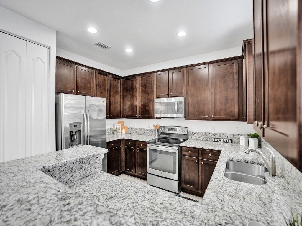 Image 25 of property listing at 9637 WATERCREST ISLE, Parkland, FL 33076