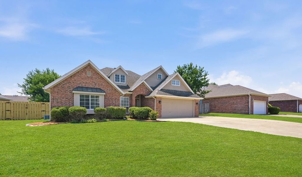 2201 SW Juniper Avenue, Bentonville, AR 72713