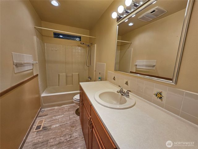 1121 E Old Ranch Rd, Allyn, WA 98524