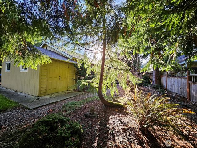 1121 E Old Ranch Rd, Allyn, WA 98524