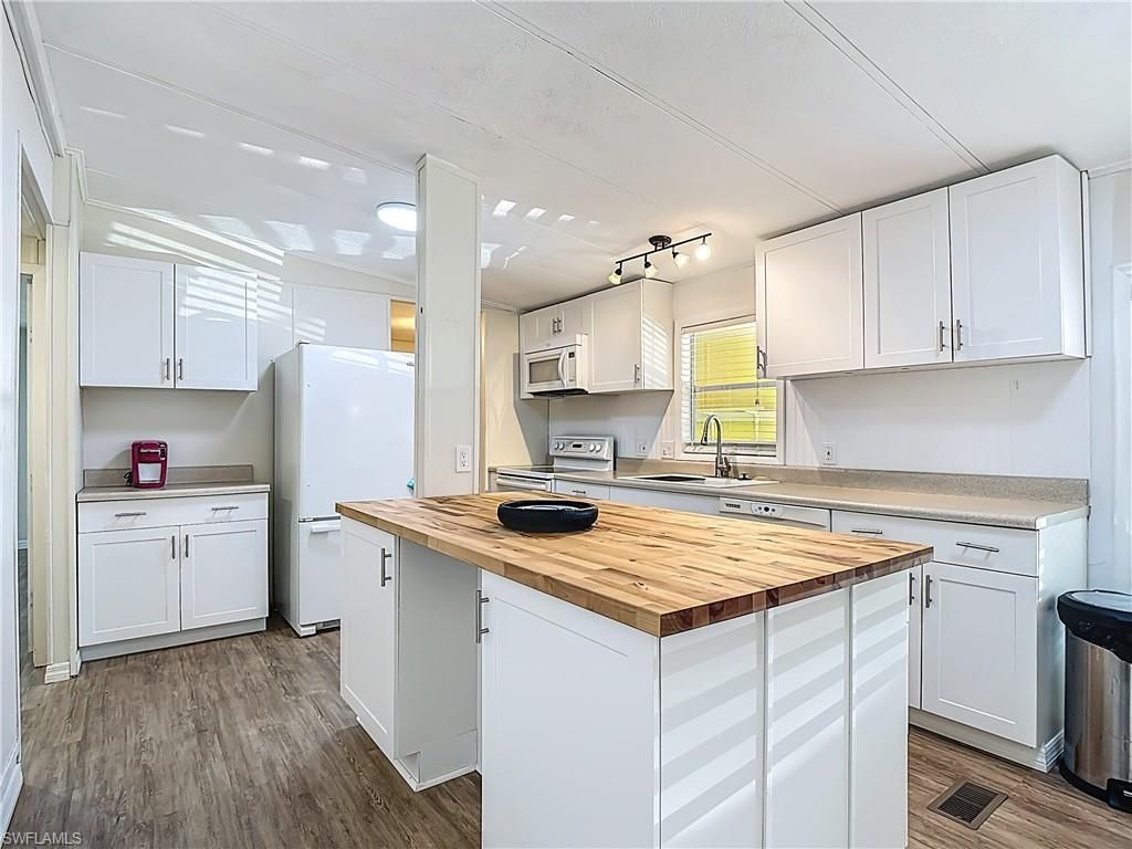 9 Moorhead MNR 9, NAPLES, FL 34112 — photo 3
