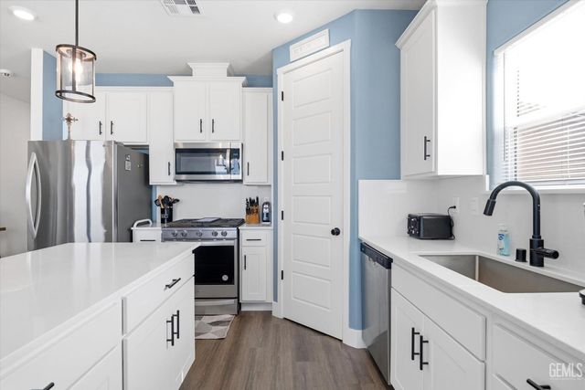 7903 Rock Port Avenue, Bakersfield, CA 93313