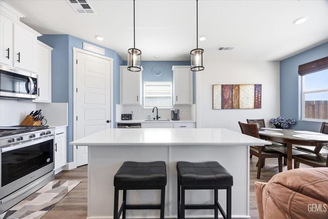 7903 Rock Port Avenue, Bakersfield, CA 93313