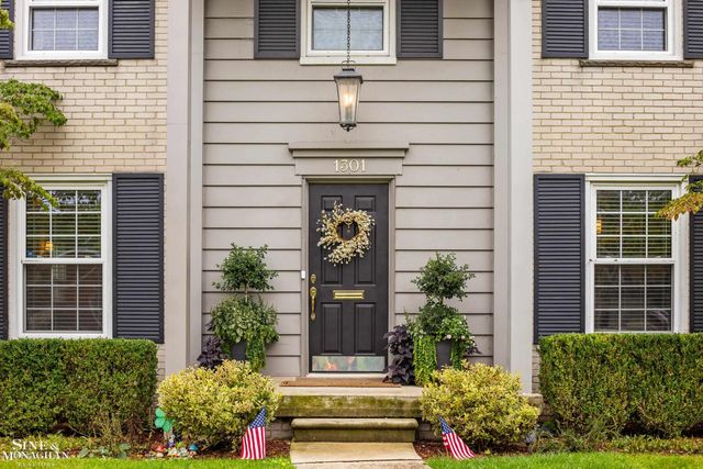 1301 Torrey Road, Grosse Pointe Woods, MI 48236