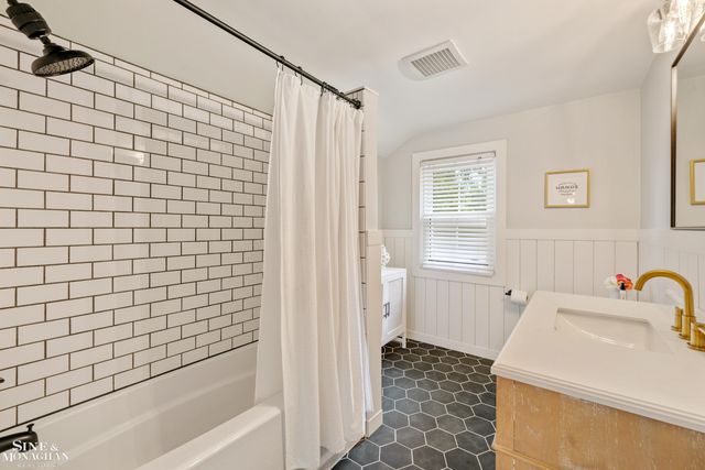 1301 Torrey Road, Grosse Pointe Woods, MI 48236