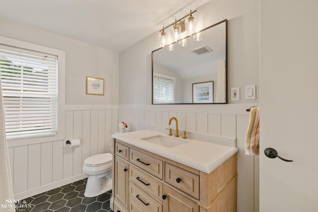 1301 Torrey Road, Grosse Pointe Woods, MI 48236