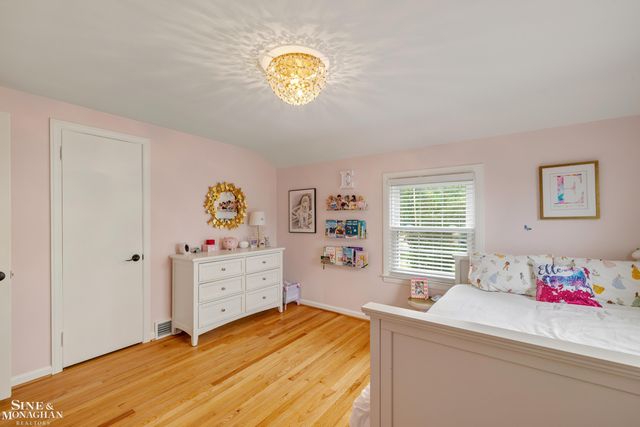 1301 Torrey Road, Grosse Pointe Woods, MI 48236