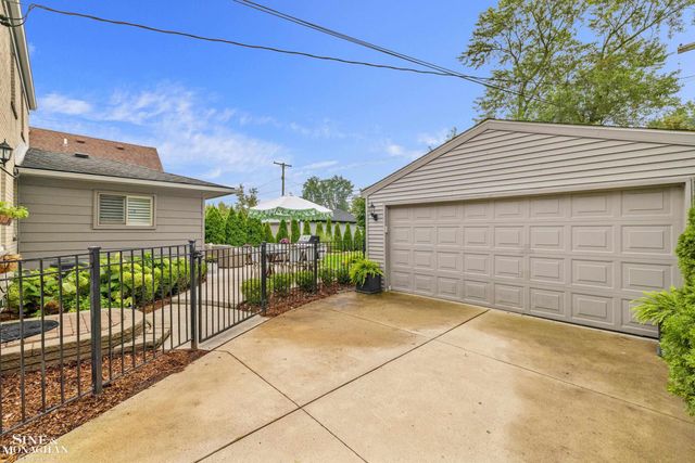 1301 Torrey Road, Grosse Pointe Woods, MI 48236
