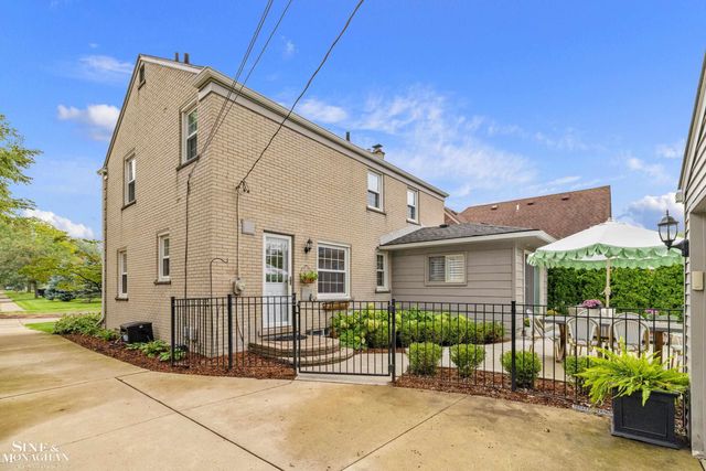 1301 Torrey Road, Grosse Pointe Woods, MI 48236