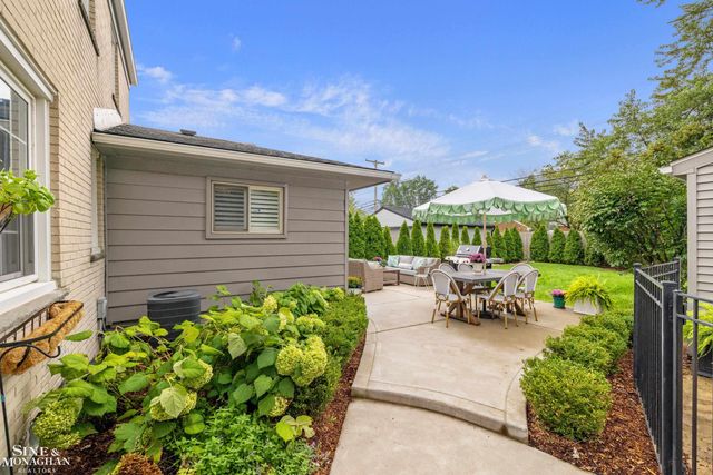1301 Torrey Road, Grosse Pointe Woods, MI 48236