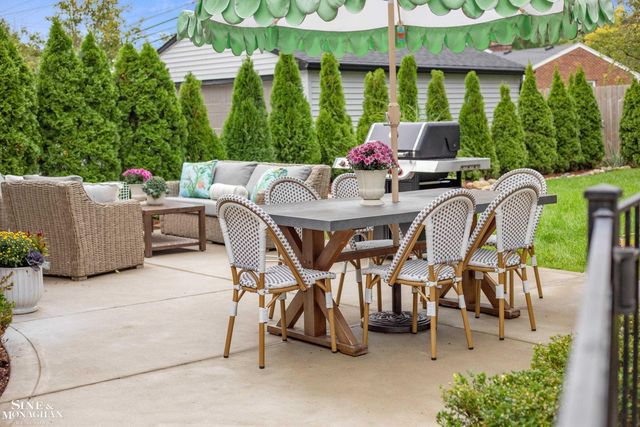 1301 Torrey Road, Grosse Pointe Woods, MI 48236