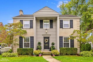 1301 Torrey Road, Grosse Pointe Woods, MI 48236