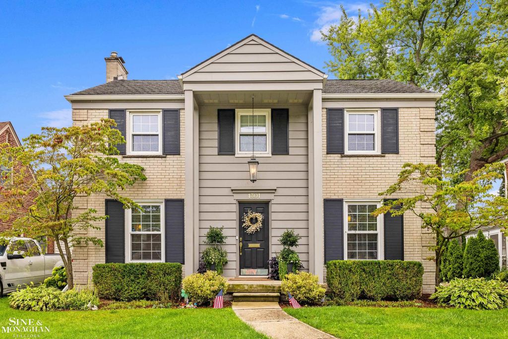 1301 Torrey Road, Grosse Pointe Woods, MI 48236