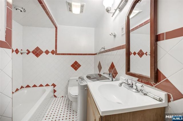 38 Henry Street, Elmwood Park, NJ 07407