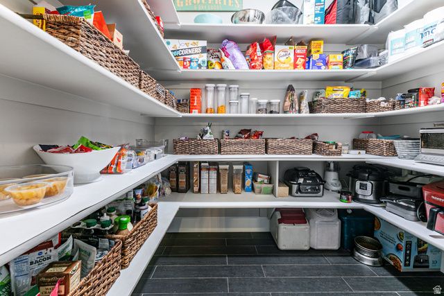 977 S PARKWAY, North Salt Lake, UT 84054