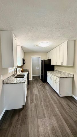 111 Grove Street, La Porte, TX 77571