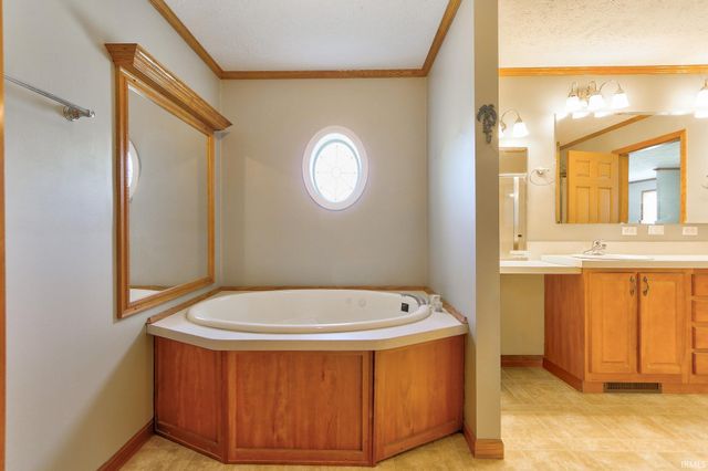 9596 W 575 S, Owensville, IN 47665