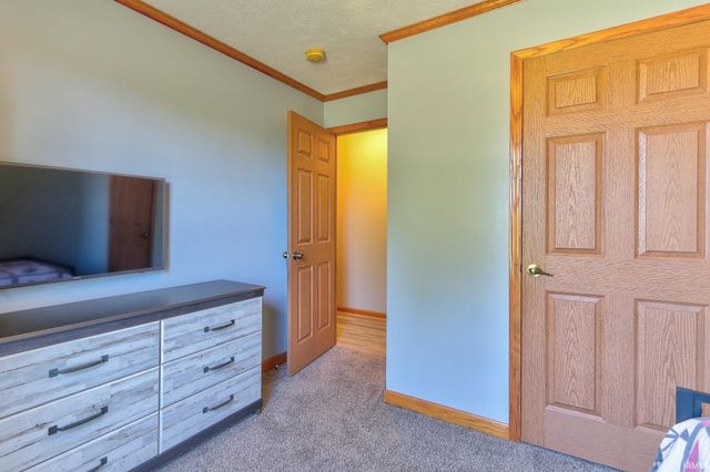 9596 W 575 S, Owensville, IN 47665