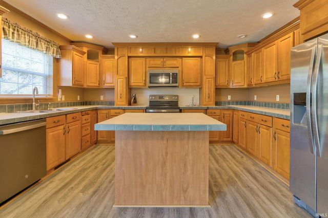 9596 W 575 S, Owensville, IN 47665