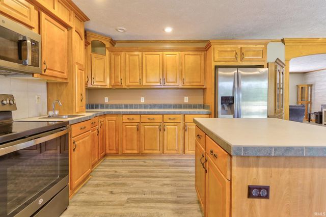 9596 W 575 S, Owensville, IN 47665