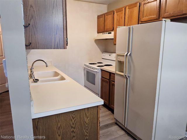 15712 ORCHARD Lane N, Roseville, MI 48066