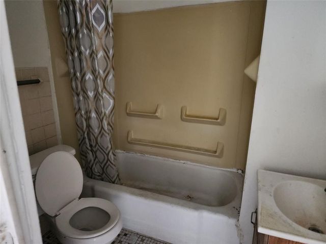 421-423 W 8TH Street, Erie, PA 16502