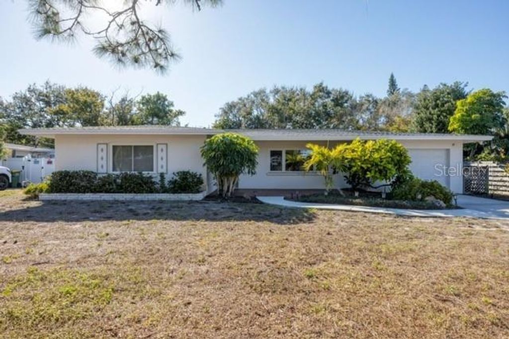 Image 2 of property listing at 5201 STEVENS DRIVE, Sarasota, FL 34234