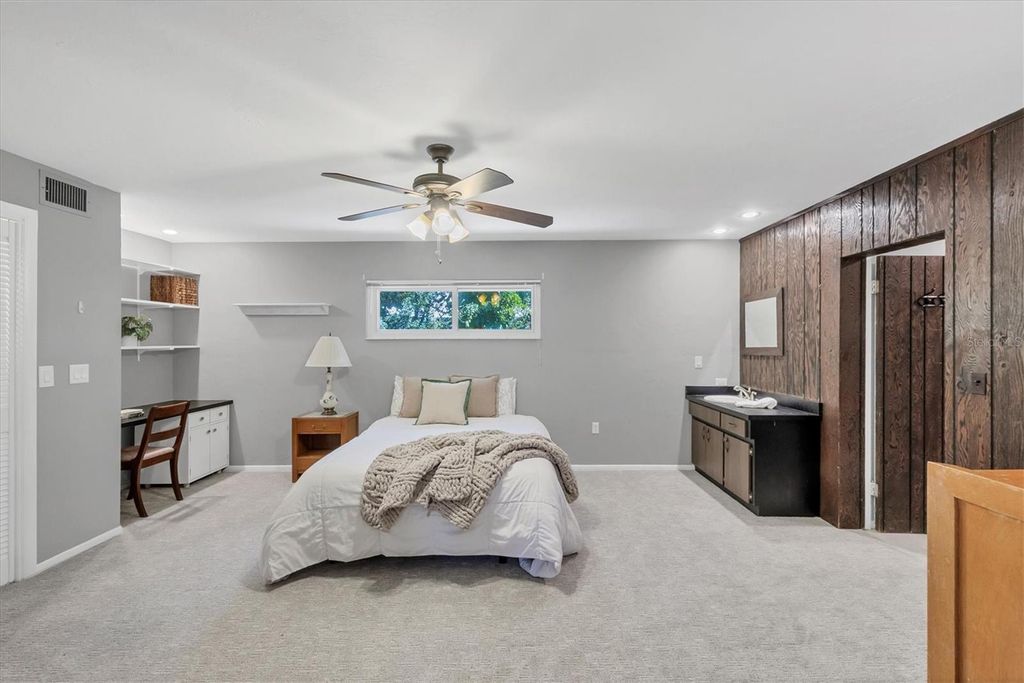 Image 18 of property listing at 5201 STEVENS DRIVE, Sarasota, FL 34234