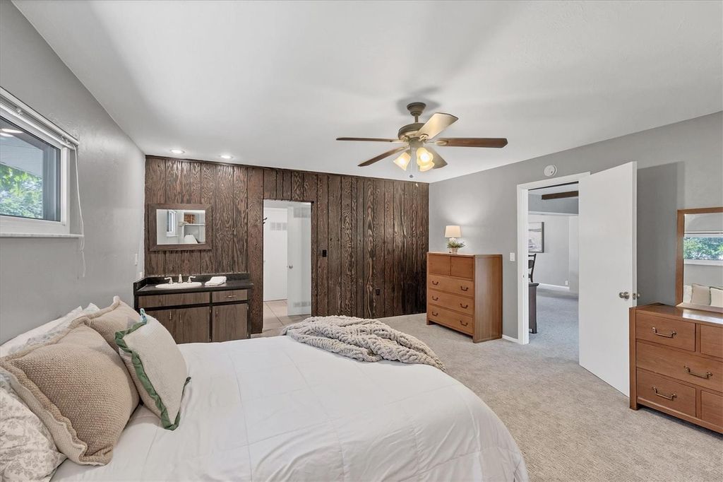 Image 20 of property listing at 5201 STEVENS DRIVE, Sarasota, FL 34234