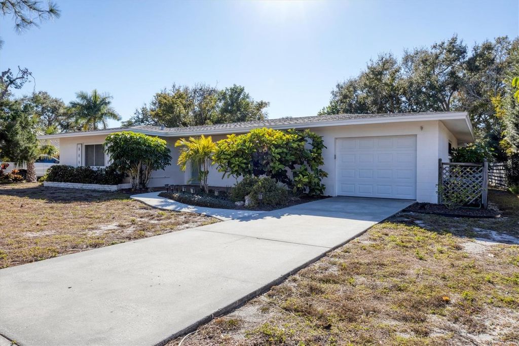 Image 3 of property listing at 5201 STEVENS DRIVE, Sarasota, FL 34234