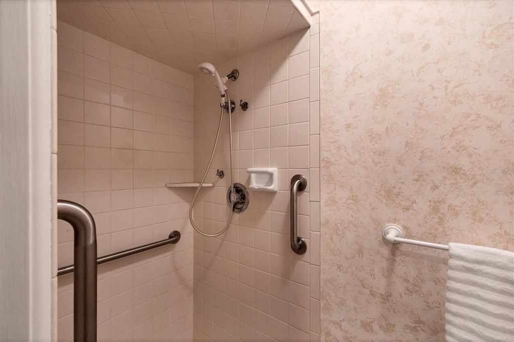 Image 22 of property listing at 5201 STEVENS DRIVE, Sarasota, FL 34234