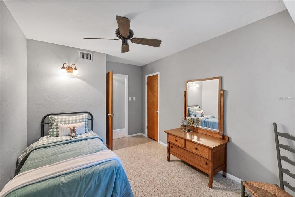 Image 27 of property listing at 5201 STEVENS DRIVE, Sarasota, FL 34234
