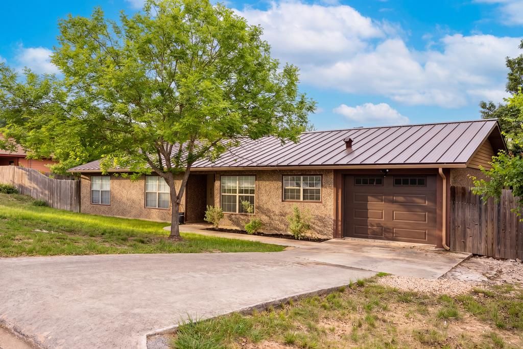 803 Smokey Mountain Dr, Kerrville, TX 78028