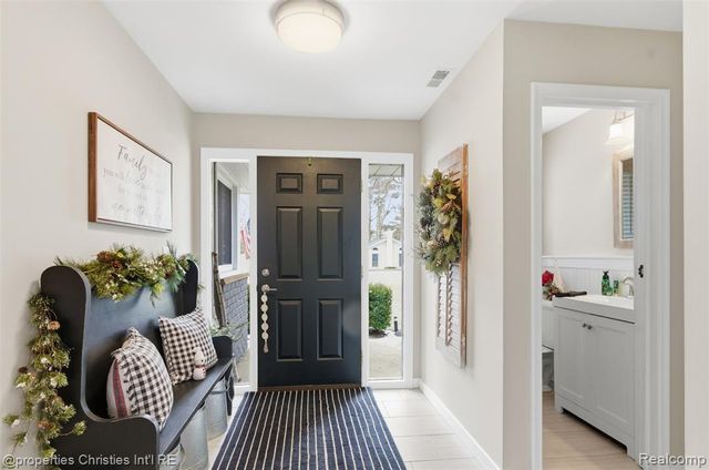 4305 Meadowlane Court, Bloomfield Hills, MI 48304