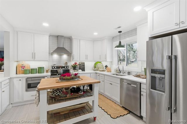 4305 Meadowlane Court, Bloomfield Hills, MI 48304