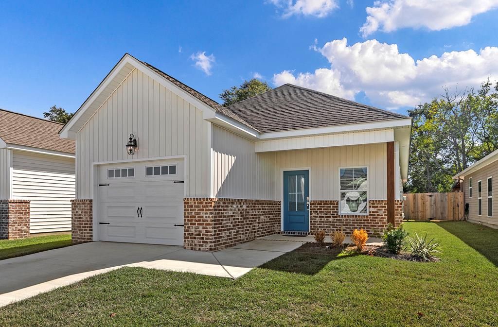 153 Heyward, Dothan, AL 36303