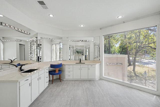 2 Waters Edge Street, Conroe, TX 77356