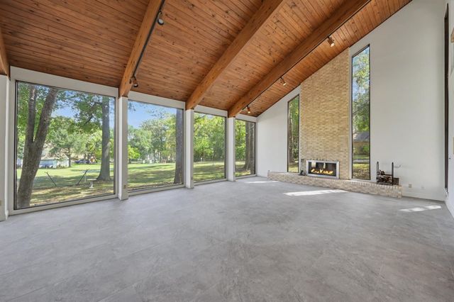 2 Waters Edge Street, Conroe, TX 77356