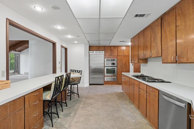 2 Waters Edge Street, Conroe, TX 77356