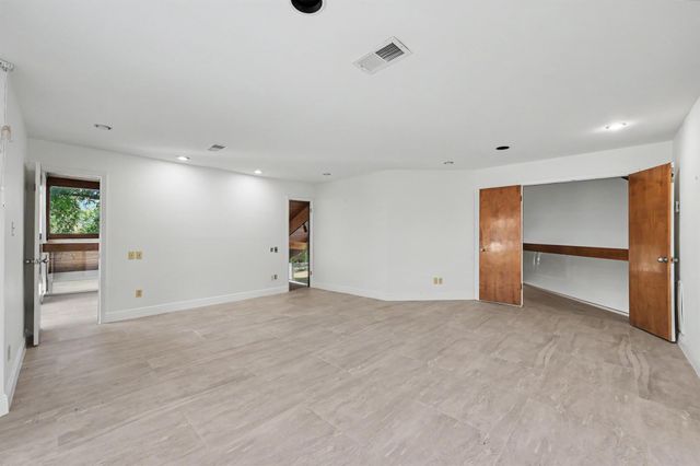 2 Waters Edge Street, Conroe, TX 77356