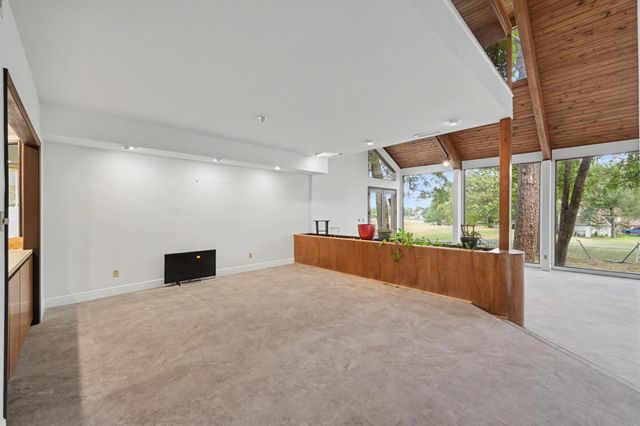 2 Waters Edge Street, Conroe, TX 77356