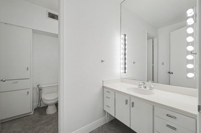 2 Waters Edge Street, Conroe, TX 77356