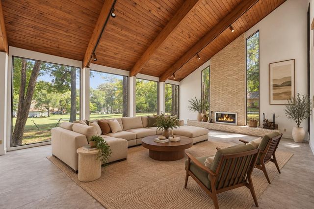 2 Waters Edge Street, Conroe, TX 77356