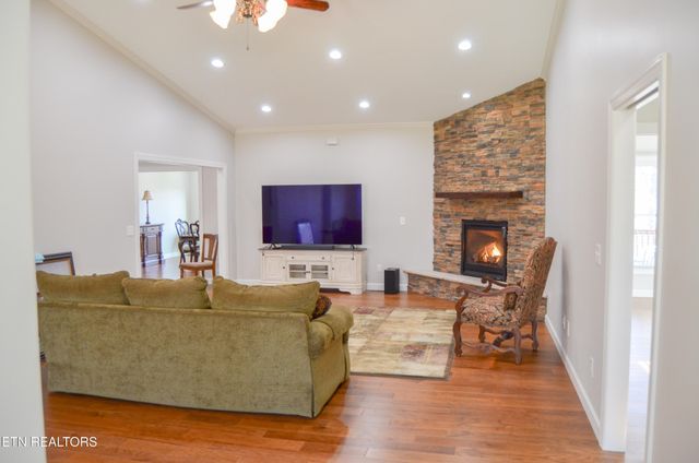 380 Mountain Preserve Pkwy, Crab Orchard, TN 37723