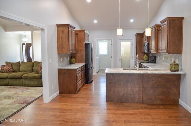 380 Mountain Preserve Pkwy, Crab Orchard, TN 37723