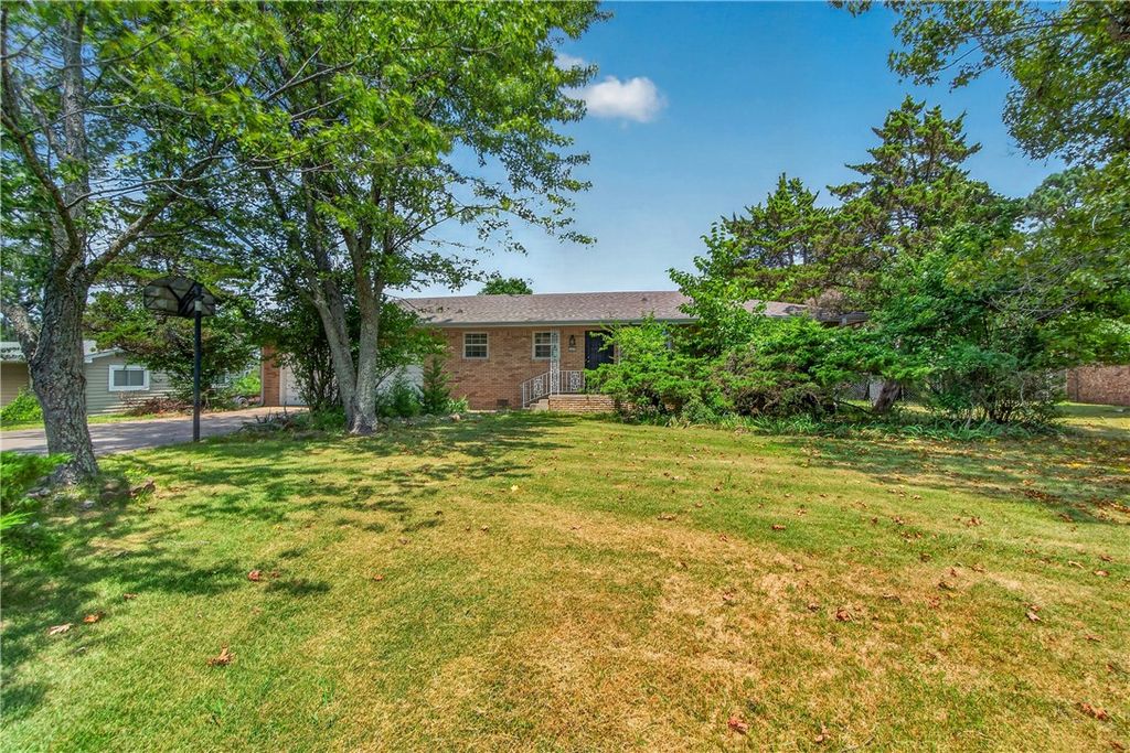 1117 E Ridgeway Drive, Fayetteville, AR 72701
