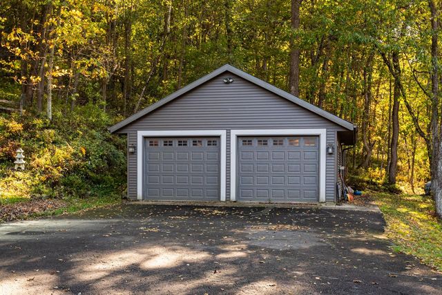 7030 Birchwood DRIVE, La Crescent, MN 55947